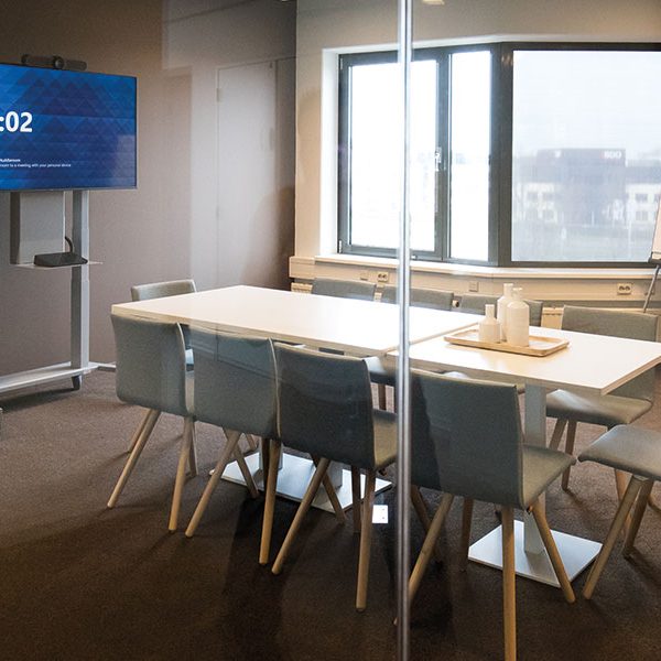 ergoxs-ergoframe-motion-zwei-saulen-rollgestell-eff5251z-cablemanagementmodule-cmm01-project