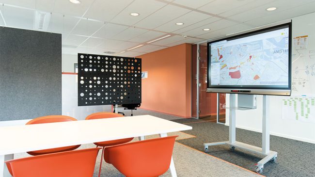 ergoxs-ergoframe-motion-zwei-saulen-rollgestell-eff5251z-cablemanagementmodule-cmm01-project-gemeente-amsterdam