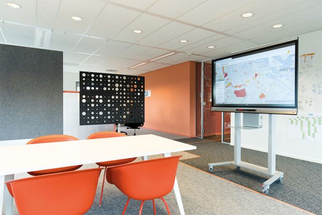 ergoxs-ergoframe-motion-zwei-saulen-rollgestell-eff5251z-cablemanagementmodule-cmm01-project-gemeente-amsterdam