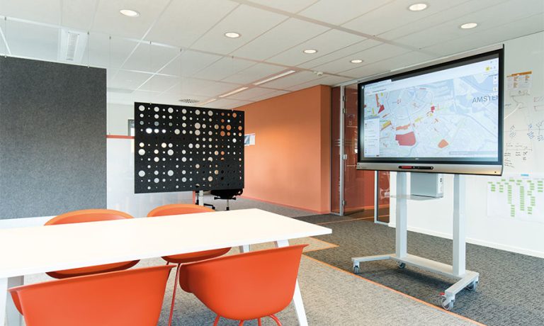 ergoxs-ergoframe-motion-zwei-saulen-rollgestell-eff5251z-cablemanagementmodule-cmm01-project-gemeente-amsterdam