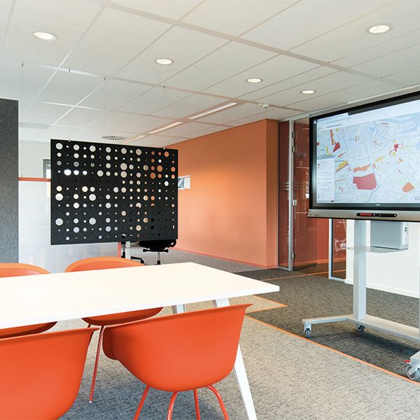 ergoxs-ergoframe-motion-zwei-saulen-rollgestell-eff5251z-cablemanagementmodule-cmm01-project-gemeente-amsterdam