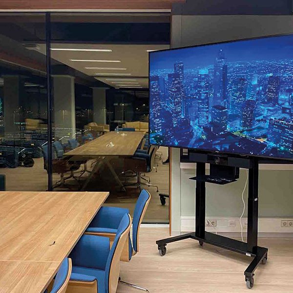 ergoxs-ergoframe-motion-zwei-saulen-rollgestell-eff5251z-cablemanagementmodule-cmm03-klm-ground-services-schiphol