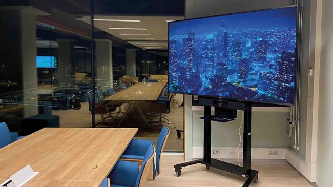 ergoxs-ergoframe-motion-zwei-saulen-rollgestell-eff5251z-cablemanagementmodule-cmm03-klm-ground-services-schiphol