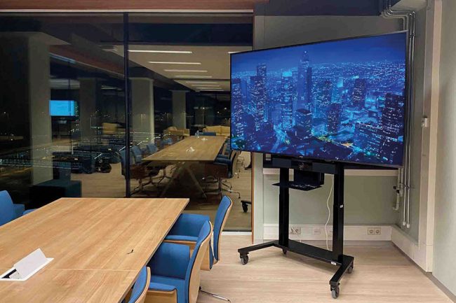 ergoxs-ergoframe-motion-zwei-saulen-rollgestell-eff5251z-cablemanagementmodule-cmm03-klm-ground-services-schiphol