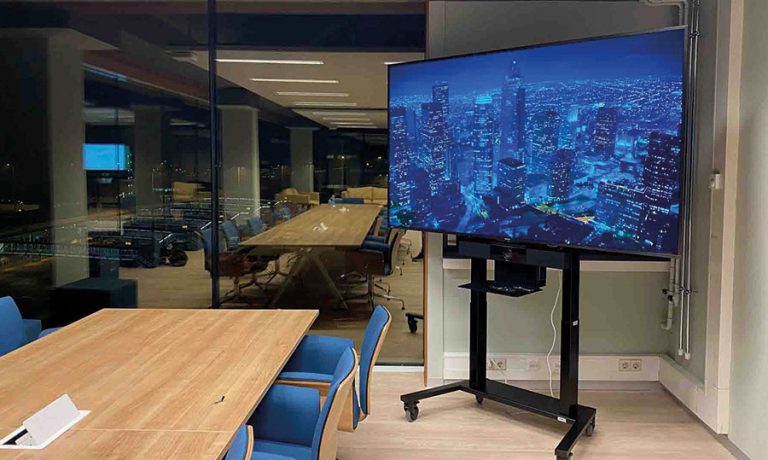 ergoxs-ergoframe-motion-zwei-saulen-rollgestell-eff5251z-cablemanagementmodule-cmm03-klm-ground-services-schiphol