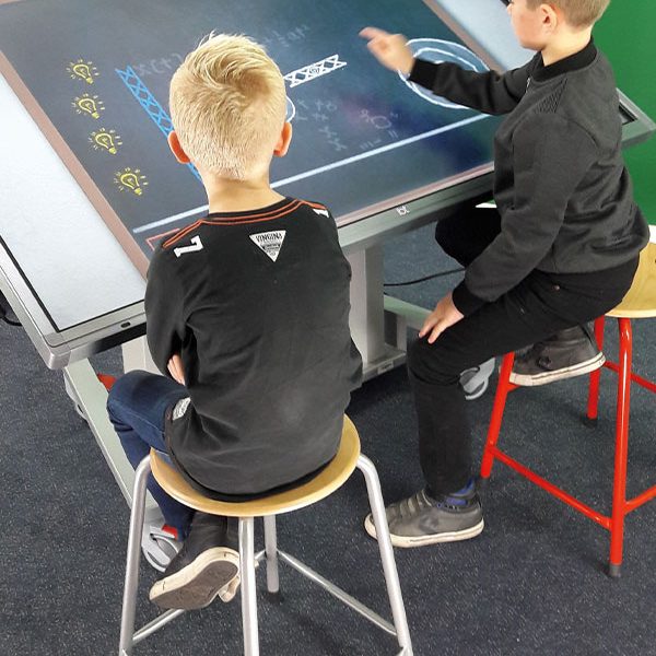 ergoxs-ergoframe-twist-supreme-zwei-saulen-rollgestell-kipptisch-niedrig-efk6200el-bildung